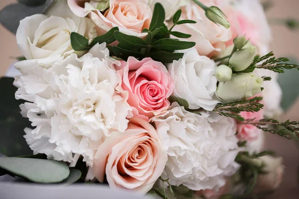 Imagen perfecta con espacio de copia para revistas de bodas y sitios web, bohemio, florista. Copia el espacio. Concepto de boda y flores. Accesorios nupciales. Detalles para el matrimonio y para la pareja casada —  Fotos de Stock