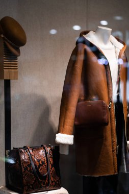 Kadın mankenler vitrindeki bir kadın mağazasında sonbahar kış koleksiyonunu gösteriyor. Ayakta duran kadın mankenler gündelik kıyafet koleksiyonu gösteriyor. Kara Cuma. Dikey