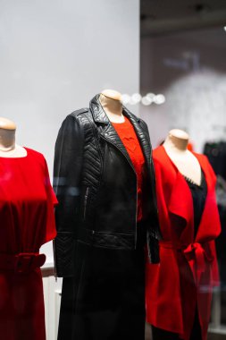 Mağazadaki bir kadın mağazasındaki kadın mankenler sonbahar kış koleksiyonunu gösteriyor. Ayakta duran kadın mankenler gündelik kıyafet koleksiyonu gösteriyor. Kara Cuma. Dikey.