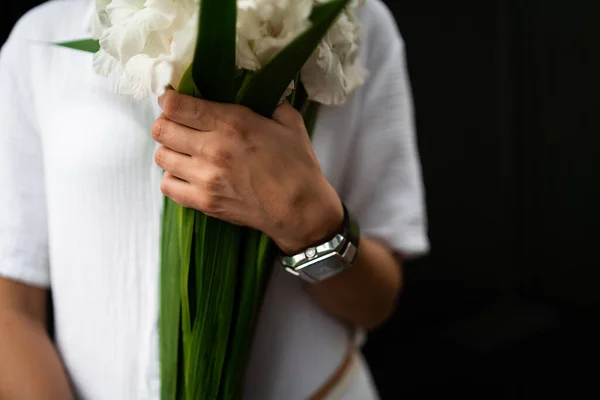 Jonge vrouw in witte kleren met boeket. Bloemist winkel Boeket bloemen. Bloemist. Arrangement met witte gladiolen bloemen. Het concept van een bloemenwinkel. Werk bloemist. kopieerruimte — Stockfoto