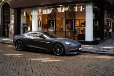 SOFIA BULGARIA 12 Ağustos 2019: Siyah Matte Aston Martin 'in sokak fotoğrafı. Aston Martin Vantage, İngiliz üretici Aston Martin 'in lüks el yapımı spor arabaları serisidir..