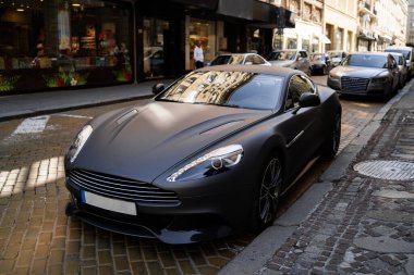 SOFIA BULGARIA 12 Ağustos 2019: Siyah Matte Aston Martin 'in sokak fotoğrafı. Aston Martin Vantage, İngiliz üretici Aston Martin 'in lüks el yapımı spor arabaları serisidir..