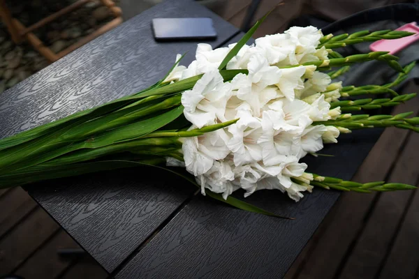 Composición plana con hermosas flores de gladiolo sobre fondo oscuro. Patrón de gladiolo con espacio para su texto, tarjeta de felicitación de vacaciones. San Valentín. Asiento plano, vista superior. Textura flores . —  Fotos de Stock