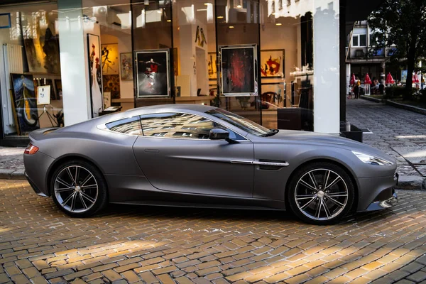 SOFIA BULGARIA 12 Ağustos 2019: Siyah Matte Aston Martin 'in sokak fotoğrafı. Aston Martin Vantage, İngiliz üretici Aston Martin 'in lüks el yapımı spor arabaları serisidir..