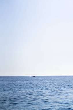 Karayipler 'in deniz yüzeyi yaz dalgaları arka planı. Ufukta bulutlar olan egzotik su manzarası. Doğal tropik su cenneti. Küba doğası rahatlar. Tropikal ada tatil beldesi. Okyanus doğası sükuneti