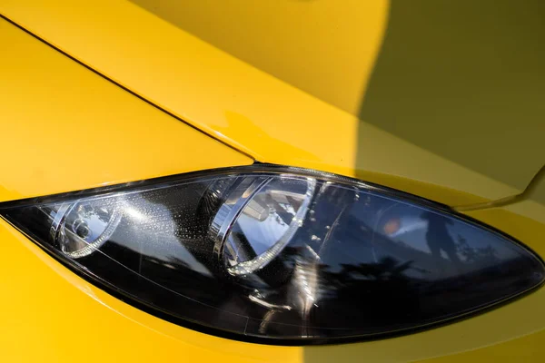 Série de détails de voiture : Propre phares de voiture de sport jaune. Phares de voiture. Phares de luxe. Voiture. Jaune. Supercar. Tuning. Vitesse. Concept de voiture. Lavage de voiture . — Photo