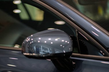 Araba temizleme serisi: gri spor arabanın temiz farları. Lüks farlar. Gri Supercar. Akort. Hız. konsept. Otomobil yıkama.