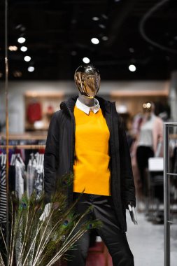 Mağazadaki bir kadın mağazasındaki kadın mankenler sonbahar kış koleksiyonunu gösteriyor. Ayakta duran kadın mankenler gündelik kıyafet koleksiyonu gösteriyor. Kara Cuma. Dikey.