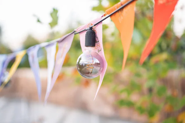 Fair vlag bunting kleurrijke achtergrond opknoping op blauwe hemel voor plezier fiesta party event, zomer vakantie boerderij feest viering, carnaval festival evenement, park of straat festa design decoratie — Stockfoto