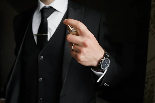 Damat sabah hazırlığı, yakışıklı damat giyiniyor ve düğün için hazırlanıyor. Şık sağdıçlar. İş adamı. Takım elbiseli lüks bir adam. Damadın sabahı. Düğün günü. Evlilik..