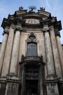 LVIV, UKRAINE - 13 Ekim 2019: Lviv 'deki Dominik katedrali. Lviv 'deki en güzel katedrallerden biri. Eski bir anıt. Ortaçağ kilisesi cephesi. Dikey