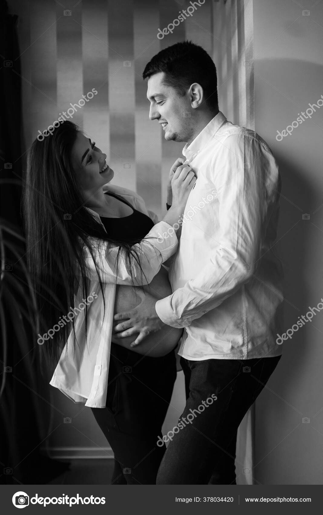 Couple Romantique Attend Bebe Tenant La Main Et Touchant Le Front Tout En Se Tenant Ensemble Couple Romantique Attend Bebe Tenant La Main Et Touchant Le Front Tout En Se Tenant Ensemble