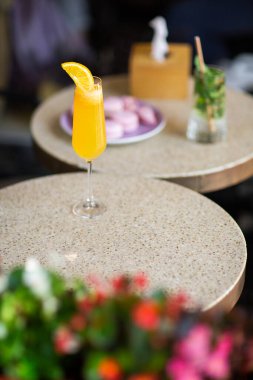 Limonlu ve naneli klasik mojito kokteyli, soğuk ferahlatıcı içecek ya da parlak arkaplanda tatlı olan içecek. Genel görünüm, kopyalama alanı. Reklamcılık