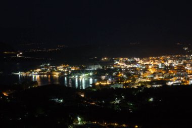 Günbatımından sonra tepeden gece manzarası. Muhteşem bir gece manzarası olan modern şehir. Hava manzaralı, gece gökyüzü olan gece şehri. Doğal yaz gecesi.