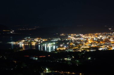 Günbatımından sonra tepeden gece manzarası. Muhteşem bir gece manzarası olan modern şehir. Hava manzaralı, gece gökyüzü olan gece şehri. Doğal yaz gecesi.