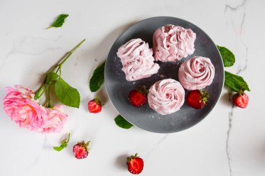 Pembe şekerlemeler. Ev yapımı tatlılar. Merengue Marshmallow Zephyr geçmişi. Düz yatıyordu.