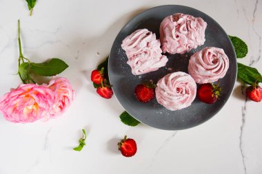 Pembe şekerlemeler. Ev yapımı tatlılar. Merengue Marshmallow Zephyr geçmişi. Düz yatıyordu.