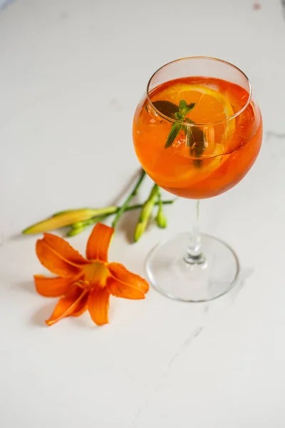 Aperol Spritz Cocktail Glas Auf Dem Tisch Italienischer Alkoholischer Cocktail — Stockfoto