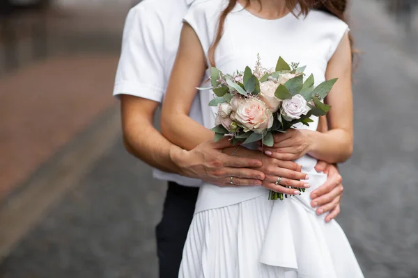 Beau couple de mariage tenant la main et des fleurs. C'est un moment tellement excitant. Robe de mariée vintage et costume homme. Publicité pour salon de mariage. Bannière de mariage.horizontal — Photo