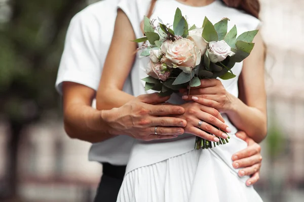 Beau couple de mariage tenant la main et des fleurs. C'est un moment tellement excitant. Robe de mariée vintage et costume homme. Publicité pour salon de mariage. Bannière de mariage.horizontal — Photo