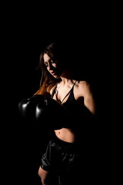 Boxeadora Entrenando Anillo Oscuro Cámara Lenta Silueta Concepto Boxeo Puño — Foto de Stock