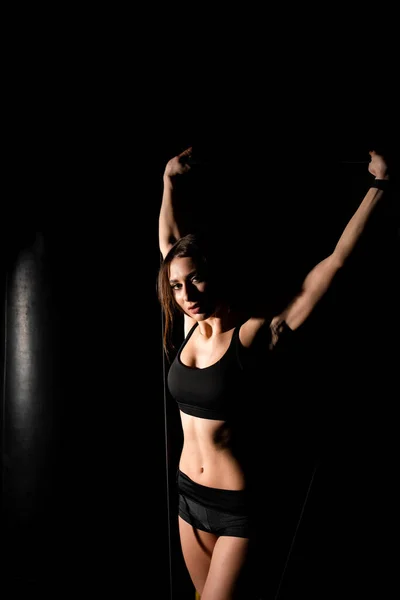 Genç Fitness Kadını Spor Salonunda Lastik Bantlarla Egzersiz Yapıyor Spor — Stok fotoğraf