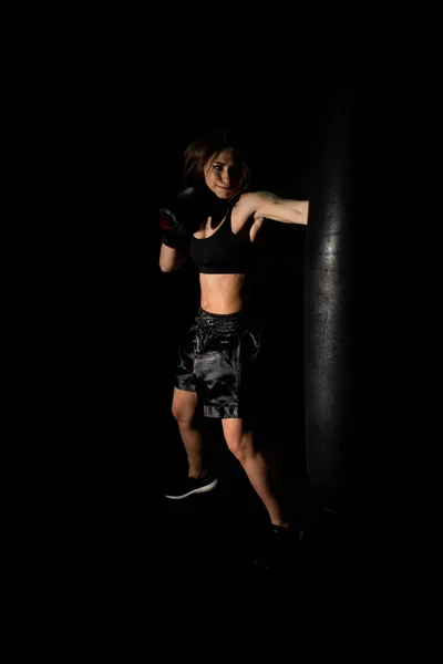 Allenamento Femminile Pugile Sul Ring Buio Rallentatore Silhouette Concetto Boxe — Foto Stock