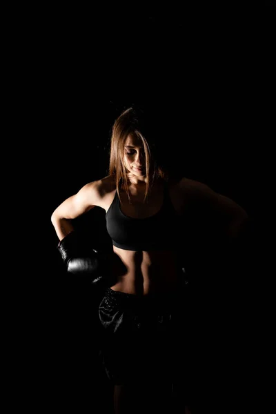 ダークリングで女性ボクサーの訓練 スローモーション シルエット ボクシングのコンセプト 戦闘機の女性の拳を閉じます 観客ビデオボクシング 笑顔女の子ボクシングでフィットネスジムで手袋 — ストック写真