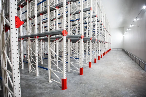 Warehouse Cantilever Racking Systems for storage Aluminum Pipe or profiles. Pallet Rack and Industrial Warehouse Racking. Steel profiles.