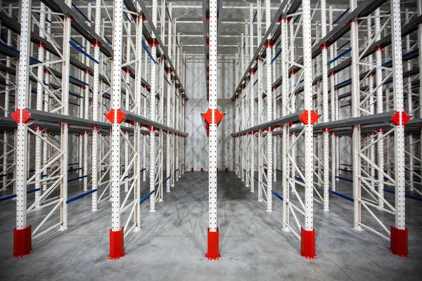 Warehouse Cantilever Racking Systems for storage Aluminum Pipe or profiles. Pallet Rack and Industrial Warehouse Racking. Steel profiles.