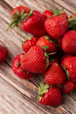 Taze olgun mükemmel çilek, Gıda Çerçevesi Geçmişi. Arka plan olarak taze çilek. Kırmızı böğürtlenli doğal yemek arkaplanı. Yiyecek pazarında çilek satışı..