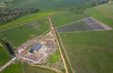 Havadan bakıldığında ekilmeden önce toprak sıraları. İlkbaharda ekin ekmeye hazırlanan tarlada sıra sıra izler. Bir bahar günü kırsal kesimdeki farklı tarım alanlarının havadan görünüşü. İHA atışı