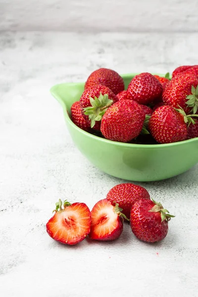 Fraises Fraîches Dans Bol Sur Une Table Noire Marbre Des — Photo