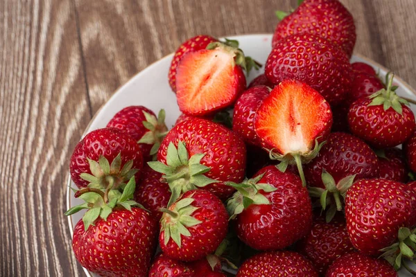 Fresas Frescas Tazón Sobre Una Mesa Negra Mármol Fresas Frescas — Foto de Stock