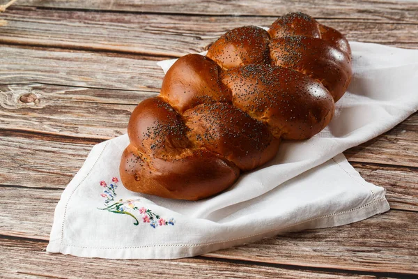 Yapımı Yahudi Geleneksel Challah Ekmeği Ahşap Masada Beyaz Peçete Üzerinde — Stok fotoğraf