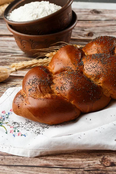 Yapımı Yahudi Geleneksel Challah Ekmeği Ahşap Masada Beyaz Peçete Üzerinde — Stok fotoğraf