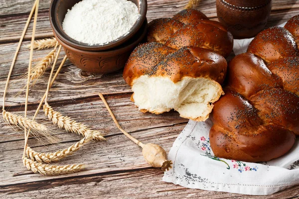 Hausgemachtes Traditionelles Jüdisches Challah Brot Auf Weißer Serviette Auf Holztisch — Stockfoto