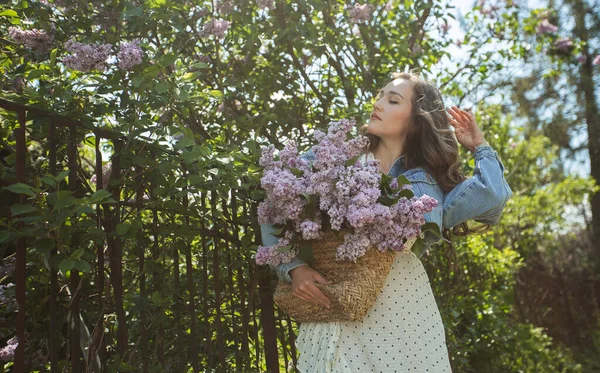 Menina Segura Suas Mãos Uma Cesta Vime Com Flores Cesta — Fotografia de Stock