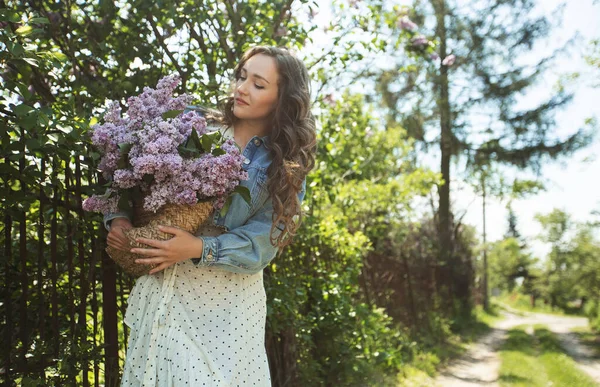 Menina Segura Suas Mãos Uma Cesta Vime Com Flores Cesta — Fotografia de Stock