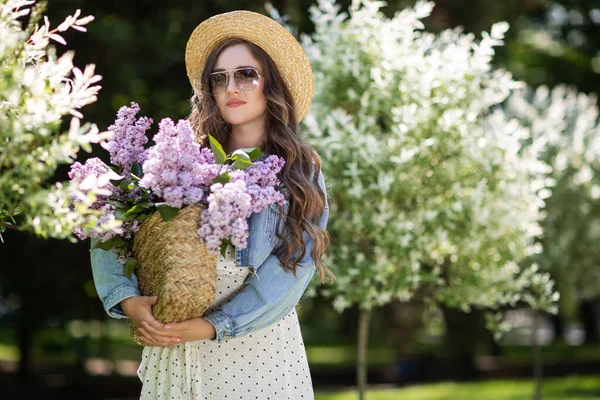 Vacker Flicka Med Syrenblommor Händerna Flicka Med Syrenblommor Våren Parken — Stockfoto