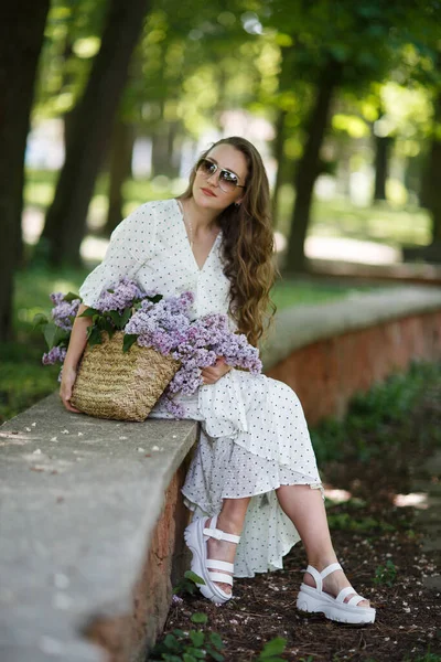 Fille Robe Blanche Tient Dans Ses Mains Panier Osier Avec — Photo