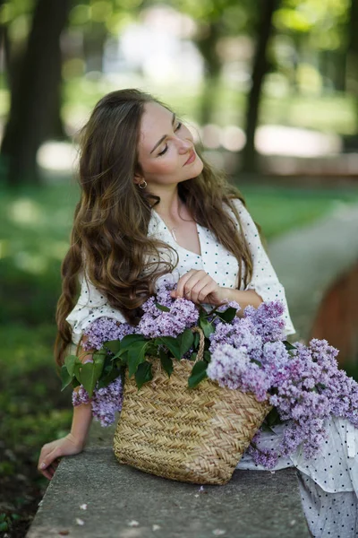 Flickan Vit Klänning Håller Sina Händer Korg Med Blommor Korg — Stockfoto