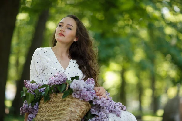 Fehér Ruhás Lány Kezében Egy Fonott Kosár Virággal Orgonás Kosár — Stock Fotó