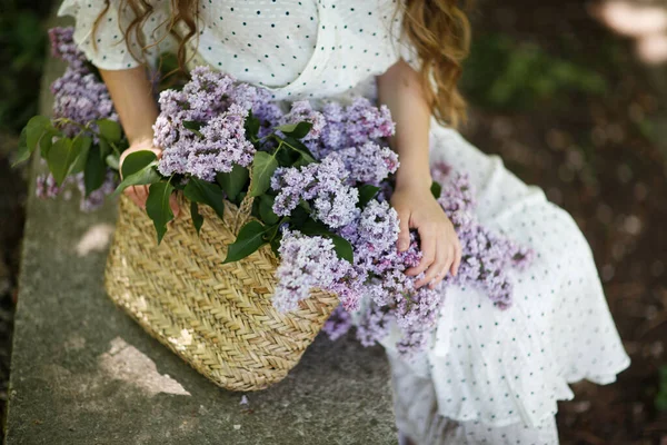 Flickan Håller Korg Med Blommor Händerna Korg Med Syrener Flicka — Stockfoto