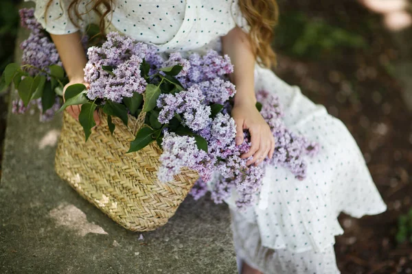 Niña Sostiene Sus Manos Una Canasta Mimbre Con Flores Cesta — Foto de Stock