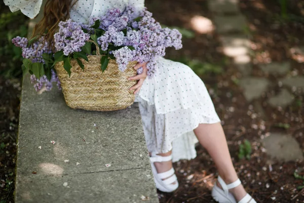 Niña Sostiene Sus Manos Una Canasta Mimbre Con Flores Cesta — Foto de Stock