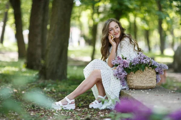 Menina Vestido Branco Segura Suas Mãos Uma Cesta Vime Com — Fotografia de Stock