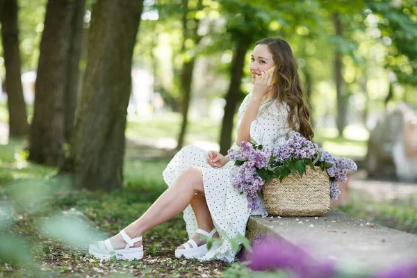 Flickan Vit Klänning Håller Sina Händer Korg Med Blommor Korg — Stockfoto