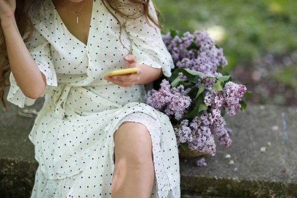 Niña Sostiene Sus Manos Una Canasta Mimbre Con Flores Cesta — Foto de Stock