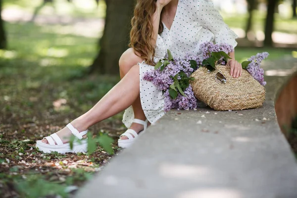 Das Mädchen Hält Einen Weidenkorb Mit Blumen Den Händen Korb — Stockfoto